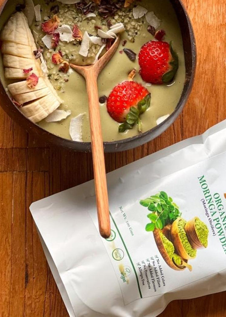 Smoothie bowl with moringa powder and fruits